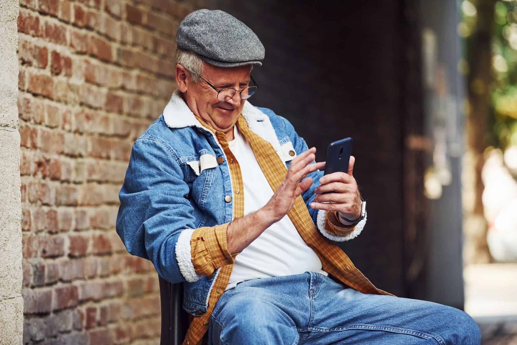 The Scoop: Blue Light and Your Eyes - All Seniors Care AdobeStock 302662298